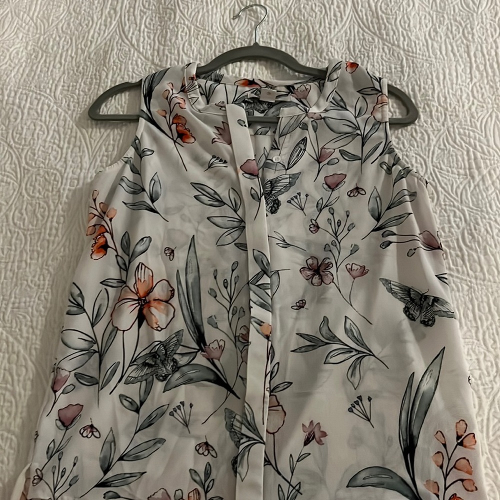 Sleeveless boutique floral button down blouse